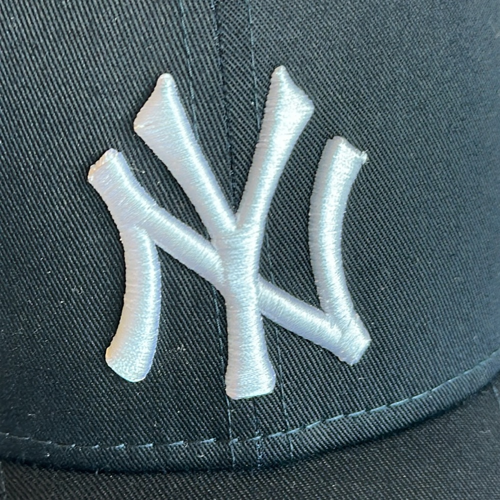 New, New York Yankees Baseball Cap Hat in dark navy blue with white Logo, OSFM - Picture 3 of 9